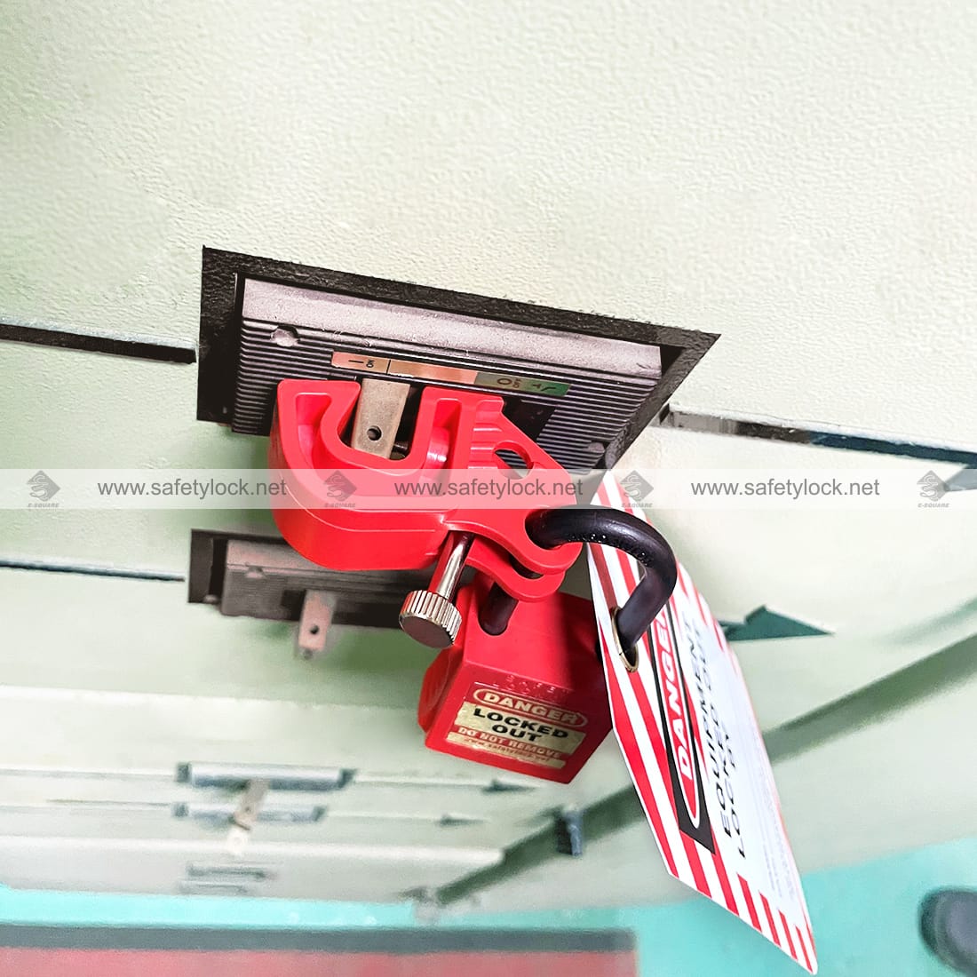 universal circuit breaker lockout device with double hole