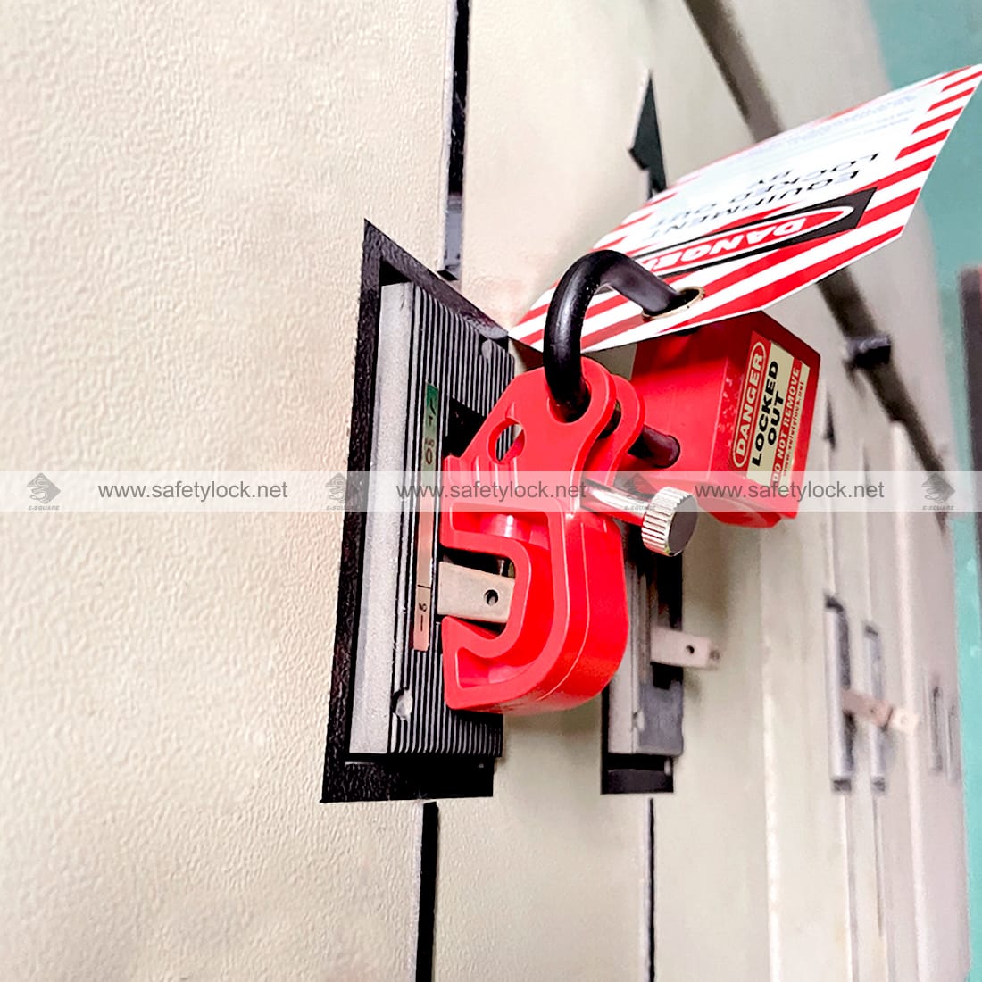 universal circuit breaker lockout device