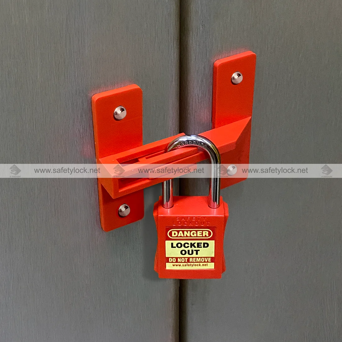 universal electrical panel lockout device for panel doors